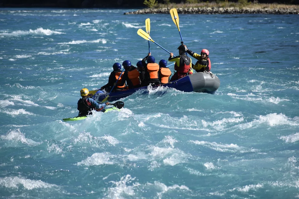 Grupo de rafting de Patagonia Adventure en plena bajada del río