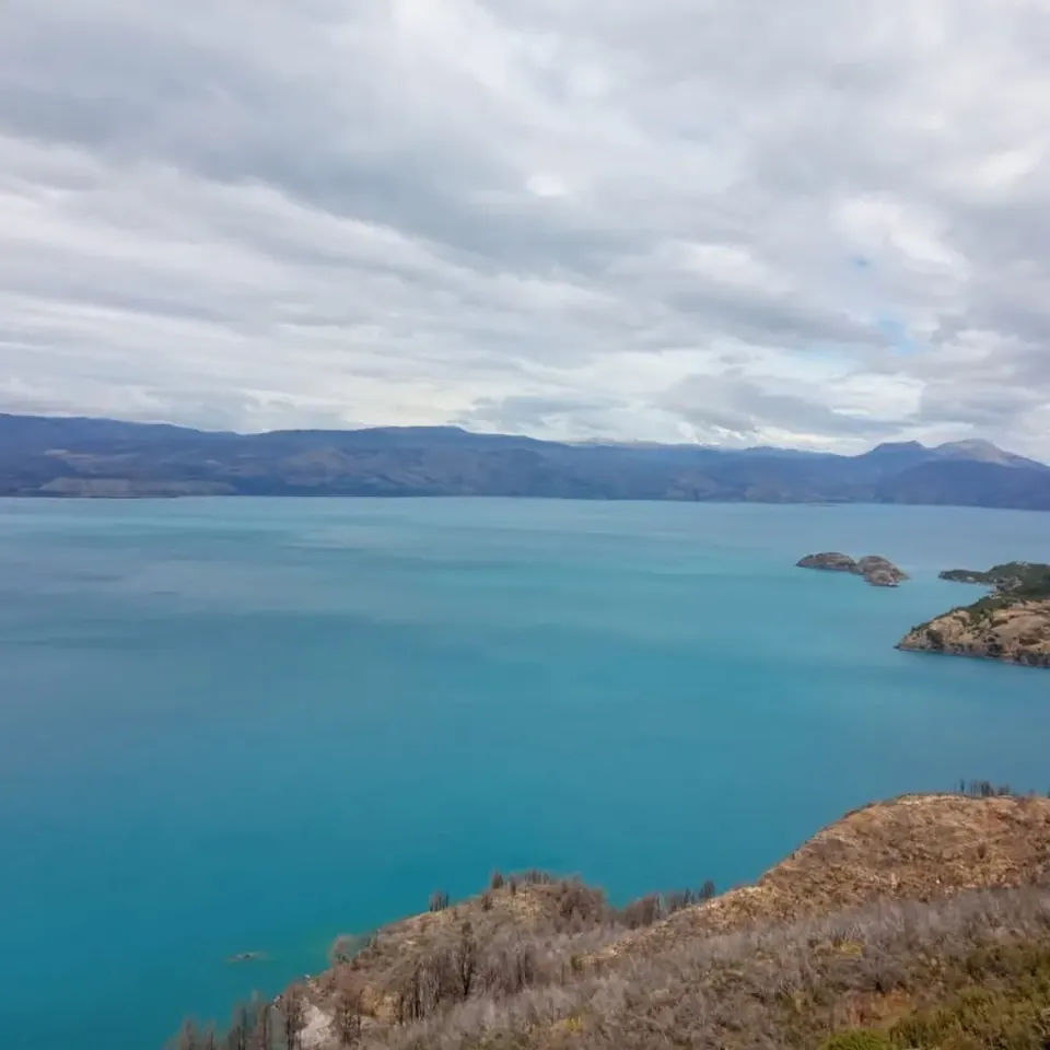 Lago y montañas de la Patagonia
